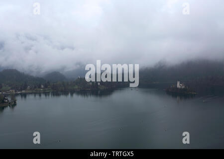 Ariel vista di un pellegrinaggio alla chiesa dell Assunzione di Maria, il lago di Bled Island, sulle Alpi Giulie, Slovenia, l'Europa. Foto Stock