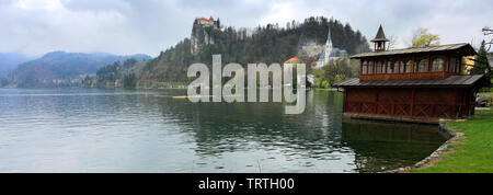 La molla della vista sul lago di Bled, città di Bled e sulle Alpi Giulie, Slovenia, l'Europa. Foto Stock