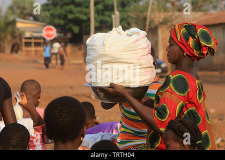 Il ristorante de la rue. Agbonou Koeroma. Il Togo. Afrique de l'Ouest. Foto Stock