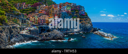 Panorama del bellissimo villaggio di Manarola. Cinque Terre, Italia Foto Stock