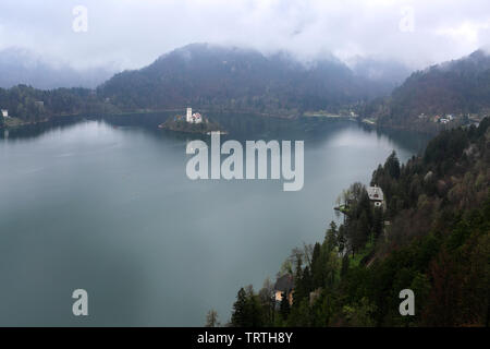 Ariel vista di un pellegrinaggio alla chiesa dell Assunzione di Maria, il lago di Bled Island, sulle Alpi Giulie, Slovenia, l'Europa. Foto Stock