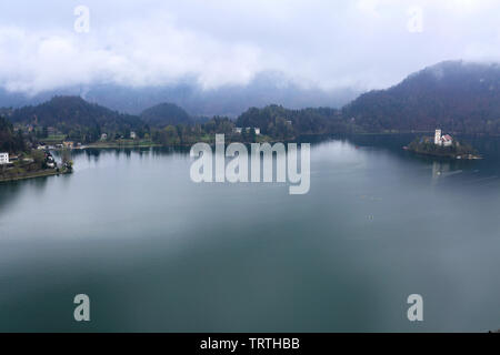 Ariel vista di un pellegrinaggio alla chiesa dell Assunzione di Maria, il lago di Bled Island, sulle Alpi Giulie, Slovenia, l'Europa. Foto Stock