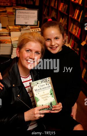 Clare Mackintosh, e sua figlia Ivy, 11, che hanno caratteristiche nel suo nuovo libro, un Cotswold vita familiare. Foto Stock