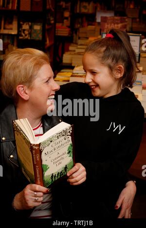 Clare Mackintosh, e sua figlia Ivy, 11, che hanno caratteristiche nel suo nuovo libro, un Cotswold vita familiare. Foto Stock