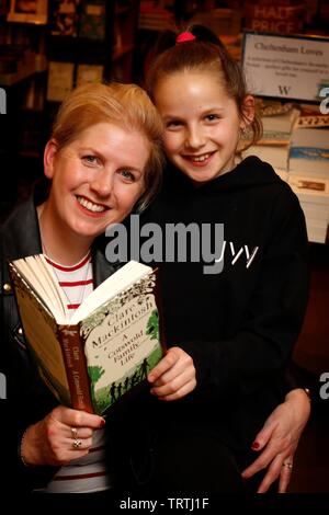 Clare Mackintosh, e sua figlia Ivy, 11, che hanno caratteristiche nel suo nuovo libro, un Cotswold vita familiare. Foto Stock