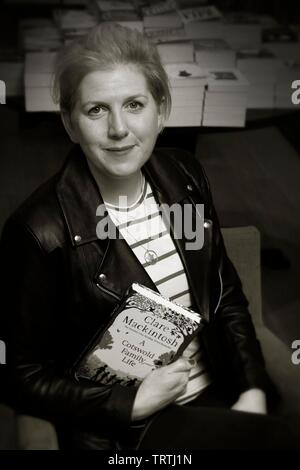 Clare Mackintosh, con il suo nuovo libro, un Cotswold vita familiare. Foto Stock