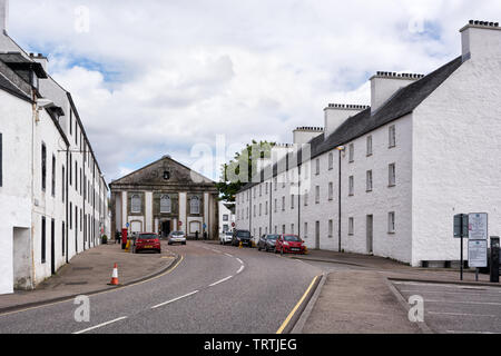 Inveraray Scozia, Regno Unito - 06 Maggio 2019: strada principale di Inveraray, una città sul Loch Fyne in Argyll and Bute, Scozia. Foto Stock