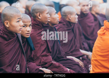 Yangon, Myanmar - Marzo 2019: i monaci buddisti durante la cerimonia ufficiale di Shwedagon pagoda. Alms cerimonia di consegna Foto Stock