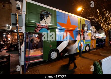 Il CCA Arte Bus, parcheggiato al di fuori della galleria di Paragon sulla strada di Montpellier. Foto Stock