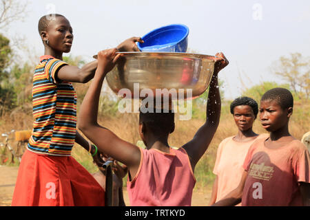 Porteuse d'eau. Datcha Attikpayé. Il Togo. Afrique de l'Ouest. Foto Stock