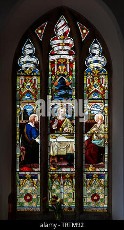 Finestra di vetro colorato di Kington St Michael Church, Wiltshire, Inghilterra, Regno Unito la cena in Emmaus c 1894 Foto Stock