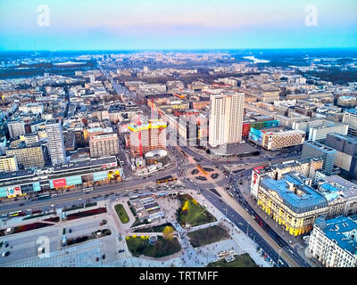 Varsavia, Polonia - 07 Aprile 2019: Bellissima vista panoramica antenna fuco vista verso il centro della città di Varsavia nel tramonto in primavera Foto Stock