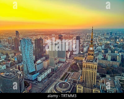 Varsavia, Polonia - 07 Aprile 2019: Bellissima vista panoramica antenna fuco vista verso il centro della città di Varsavia e il Palazzo della Cultura e della scienza e 'Zlota 44' d Foto Stock