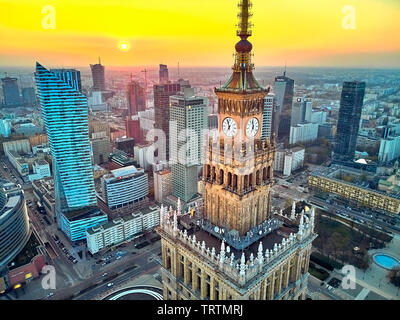 Varsavia, Polonia - 07 Aprile 2019: Bellissima vista panoramica antenna fuco vista verso il centro della città di Varsavia e il Palazzo della Cultura e della scienza e 'Zlota 44' d Foto Stock