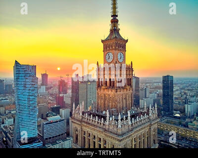 Varsavia, Polonia - 07 Aprile 2019: Bellissima vista panoramica antenna fuco vista verso il centro della città di Varsavia e il Palazzo della Cultura e della scienza e 'Zlota 44' d Foto Stock