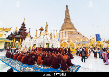 Yangon, Myanmar - Marzo 2019: i monaci buddisti durante la gazzetta alms dando cerimonia alla Shwedagon pagoda. Foto Stock