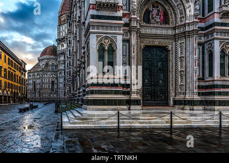 Duomo di Firenze Duomo al tramonto con il Battistero di San Giovanni in vista, Firenze, Italia, Europa, di fronte a uno sfondo bianco Foto Stock