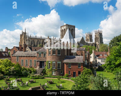 Vista del lato nord della cattedrale di York Minster dalle mura della città vicino a Monk Bar della città di York Yorkshire Inghilterra Foto Stock