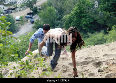 ELIZA DUSHKU e DESMOND HARRINGTON in WRONG TURN (2003). Copyright: solo uso editoriale. No merchandising o copertine di libri. Questa è una distribuita pubblicamente handout. I diritti di accesso soltanto, senza licenza di copyright fornite. Solo per essere riprodotto in concomitanza con la promozione di questo film. Credito: 20TH CENTURY FOX/REGENCY IMPRESE / Album Foto Stock