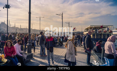 La vita quotidiana di Sirkeci, Eminonu, Istanbul. Persone di appoggio e di avere un buon tempo. Foto Stock