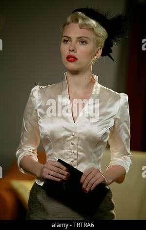 SCARLETT JOHANSSON in BLACK DAHLIA (2006). Copyright: solo uso editoriale. No merchandising o copertine di libri. Questa è una distribuita pubblicamente handout. I diritti di accesso soltanto, senza licenza di copyright fornite. Solo per essere riprodotto in concomitanza con la promozione di questo film. Credito: Universal Pictures / Album Foto Stock