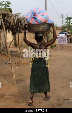 Togolaise transportant des disposizioni dans une bassine sur sa tête. La convenzione di Lomé. Il Togo. Afrique de l'Ouest. Foto Stock