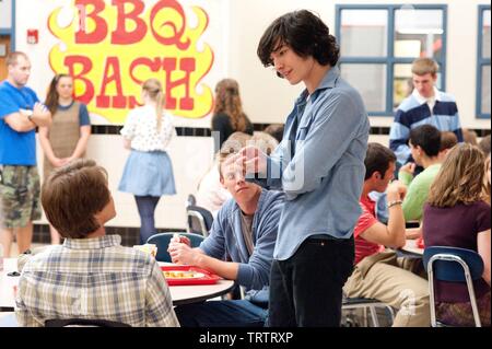 EZRA MILLER in I VANTAGGI DI ESSERE UN VIOLACIOCCA (2012). Copyright: solo uso editoriale. No merchandising o copertine di libri. Questa è una distribuita pubblicamente handout. I diritti di accesso soltanto, senza licenza di copyright fornite. Solo per essere riprodotto in concomitanza con la promozione di questo film. Credito: Summit Entertainment / Album Foto Stock