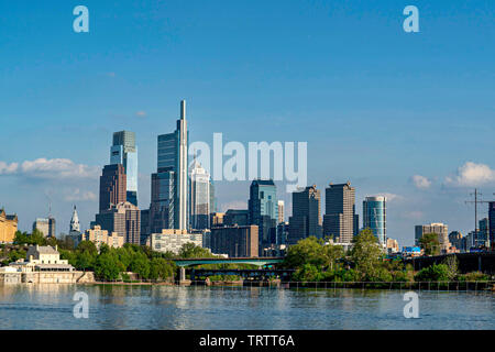 Il fiume Schuylkill guardando a sud verso la skyline di Philadelphia è il luogo di formazione regata di canottaggio di team Foto Stock