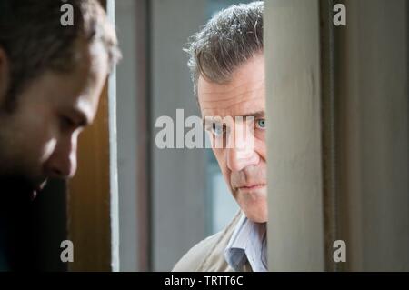 MEL GIBSON e Shawn Roberts in bordo delle tenebre (2010). Copyright: solo uso editoriale. No merchandising o copertine di libri. Questa è una distribuita pubblicamente handout. I diritti di accesso soltanto, senza licenza di copyright fornite. Solo per essere riprodotto in concomitanza con la promozione di questo film. Credito: WARNER BROSS FOTO/BBC Films/icona produzioni / POLAY, Macalle / Album Foto Stock