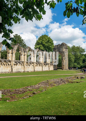 Rovine di St Marys Abbey risalente al 1088 nel Museo Giardini della città di York Yorkshire Inghilterra Foto Stock