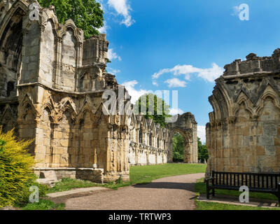 Rovine di St Marys Abbey risalente al 1088 nel Museo Giardini della città di York Yorkshire Inghilterra Foto Stock