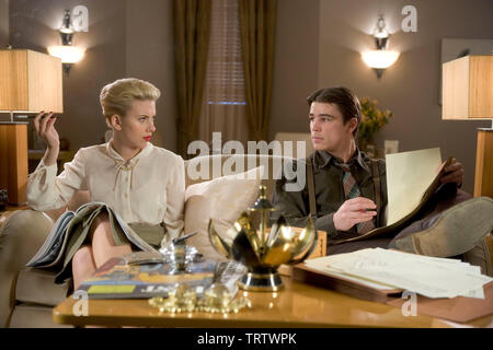 SCARLETT Johansson e Josh Hartnett in BLACK DAHLIA (2006). Copyright: solo uso editoriale. No merchandising o copertine di libri. Questa è una distribuita pubblicamente handout. I diritti di accesso soltanto, senza licenza di copyright fornite. Solo per essere riprodotto in concomitanza con la promozione di questo film. Credito: Universal Pictures / KONOW, ROLF / Album Foto Stock