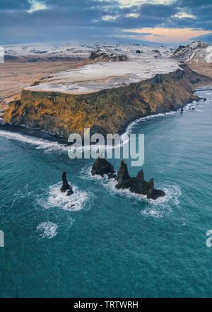 Spiaggia di Reynisfjara, Mt. Reynisfjall, South Coast, Islanda Foto Stock