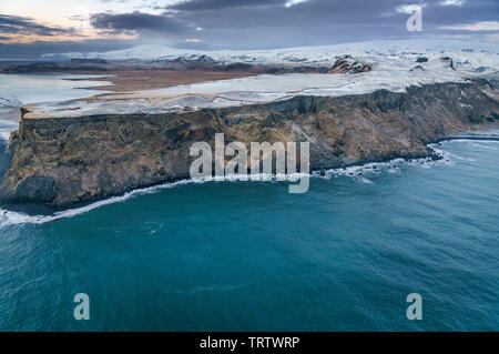 Spiaggia di Reynisfjara, Mt. Reynisfjall, South Coast, Islanda Foto Stock