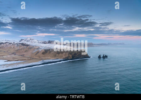 Spiaggia di Reynisfjara, Mt. Reynisfjall, South Coast, Islanda Foto Stock