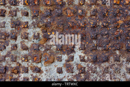 Gli sfondi e texture: molto vecchio arrugginito in ghisa piana di sfiato sul pannello del pavimento Foto Stock