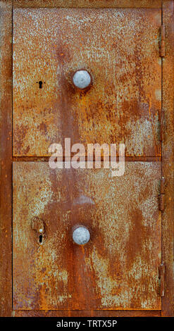 Gli sfondi e texture: molto vecchio metallo arrugginito ante di armadi Foto Stock