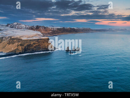 Spiaggia di Reynisfjara, Mt. Reynisfjall, South Coast, Islanda Foto Stock