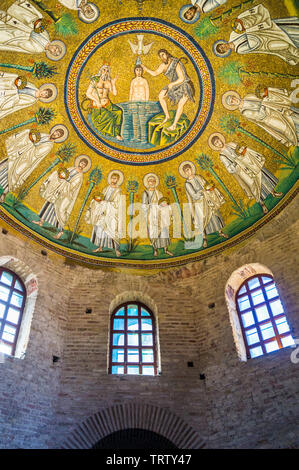 Mosaici del battesimo di Cristo con Giovanni Battista e apostoli, Battistero ariano, c. 500annuncio, Ravenna, Emilia Romagna, Italia Foto Stock