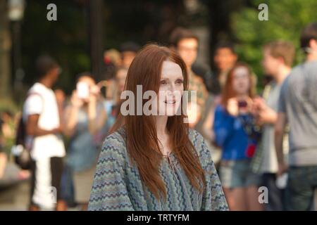 JULIANNE MOORE in DON JON (2013). Copyright: solo uso editoriale. No merchandising o copertine di libri. Questa è una distribuita pubblicamente handout. I diritti di accesso soltanto, senza licenza di copyright fornite. Solo per essere riprodotto in concomitanza con la promozione di questo film. Credit: tensione foto / Album Foto Stock