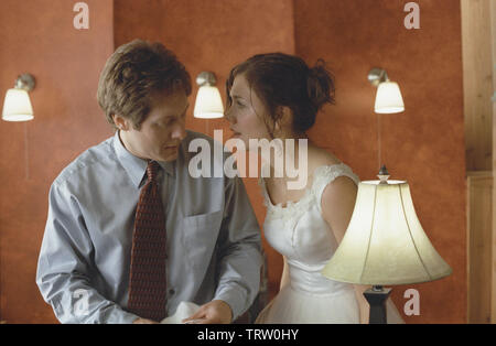 MAGGIE GYLLENHAAL e James Spader in segretario (2002). Copyright: solo uso editoriale. No merchandising o copertine di libri. Questa è una distribuita pubblicamente handout. I diritti di accesso soltanto, senza licenza di copyright fornite. Solo per essere riprodotto in concomitanza con la promozione di questo film. Credito: SLOUGH POND / Album Foto Stock