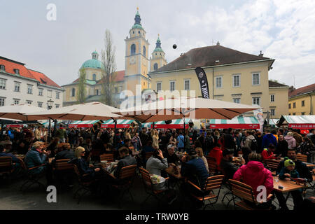 La birra e il festival di salsiccia, Piazza del Mercato Centrale, città di Lubiana, Slovenia, Europa Foto Stock