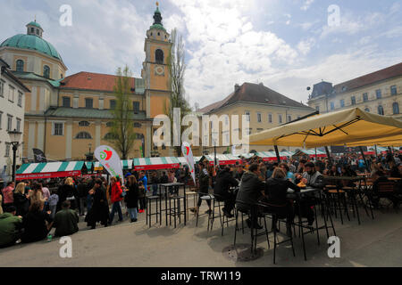 La birra e il festival di salsiccia, Piazza del Mercato Centrale, città di Lubiana, Slovenia, Europa Foto Stock