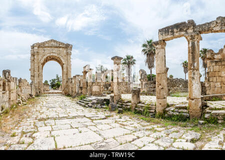 Arco di Trionfo di Adriano e la strada romana, al Bass sito archeologico, pneumatico, Libano Foto Stock