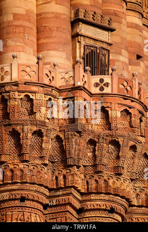 Primo piano del lato del Qutub Minar, Delhi, India. Foto Stock