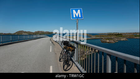 Una moto parcheggiata su Heroy Isola, Norvegia, estate 2019. Foto Stock