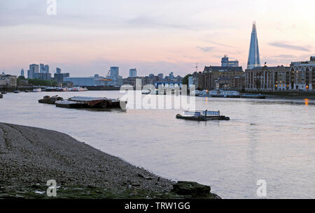 Vista verso il grattacielo Shard building, barche e chiatte sul Fiume Tamigi al tramonto in primavera dal sud di Londra Inghilterra REGNO UNITO KATHY DEWITT Foto Stock