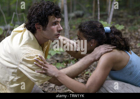 JEREMY SISTO e Emmanuelle Chriqui in WRONG TURN (2003). Copyright: solo uso editoriale. No merchandising o copertine di libri. Questa è una distribuita pubblicamente handout. I diritti di accesso soltanto, senza licenza di copyright fornite. Solo per essere riprodotto in concomitanza con la promozione di questo film. Credito: 20TH CENTURY FOX/REGENCY IMPRESE / RAFY / Album Foto Stock