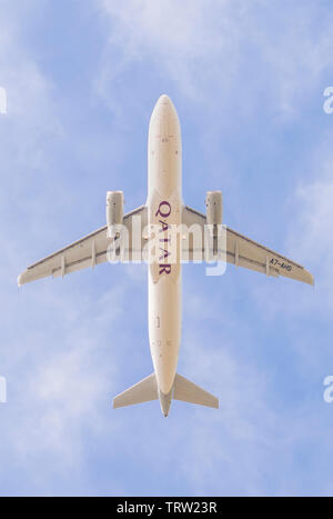 PISA, Italia - 12 giugno 2019 - un aeromobile (Airbus A320-200) della Qatar Airways decolla dall'aeroporto di Pisa, fotografata da sotto. Foto Stock