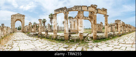 La strada romana, acquedotti ed un arco trionfale di Adriano, al Bass sito archeologico, pneumatico, Libano Foto Stock